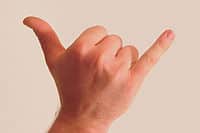 El verdadero significado detrás de levantar el dedo meñique y el pulgar - Tu Enfoque Mental