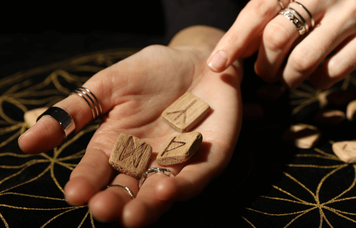 Runas y crecimiento personal: cómo esta sabiduría ancestral puede ayudarte a conocerte mejor - Tu Enfoque Mental